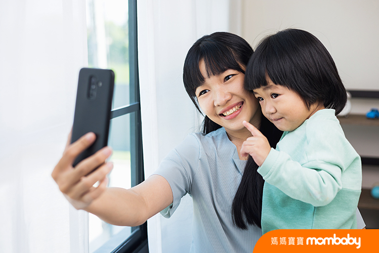 Mom,Carry,Son,Using,Smartphone,Video,Call,To,Say,Hi